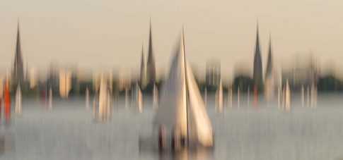 hamburg an der alster mit segelbooten