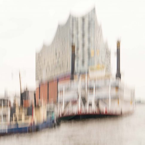 hamburg mississippi queen mit elbphilharmonie